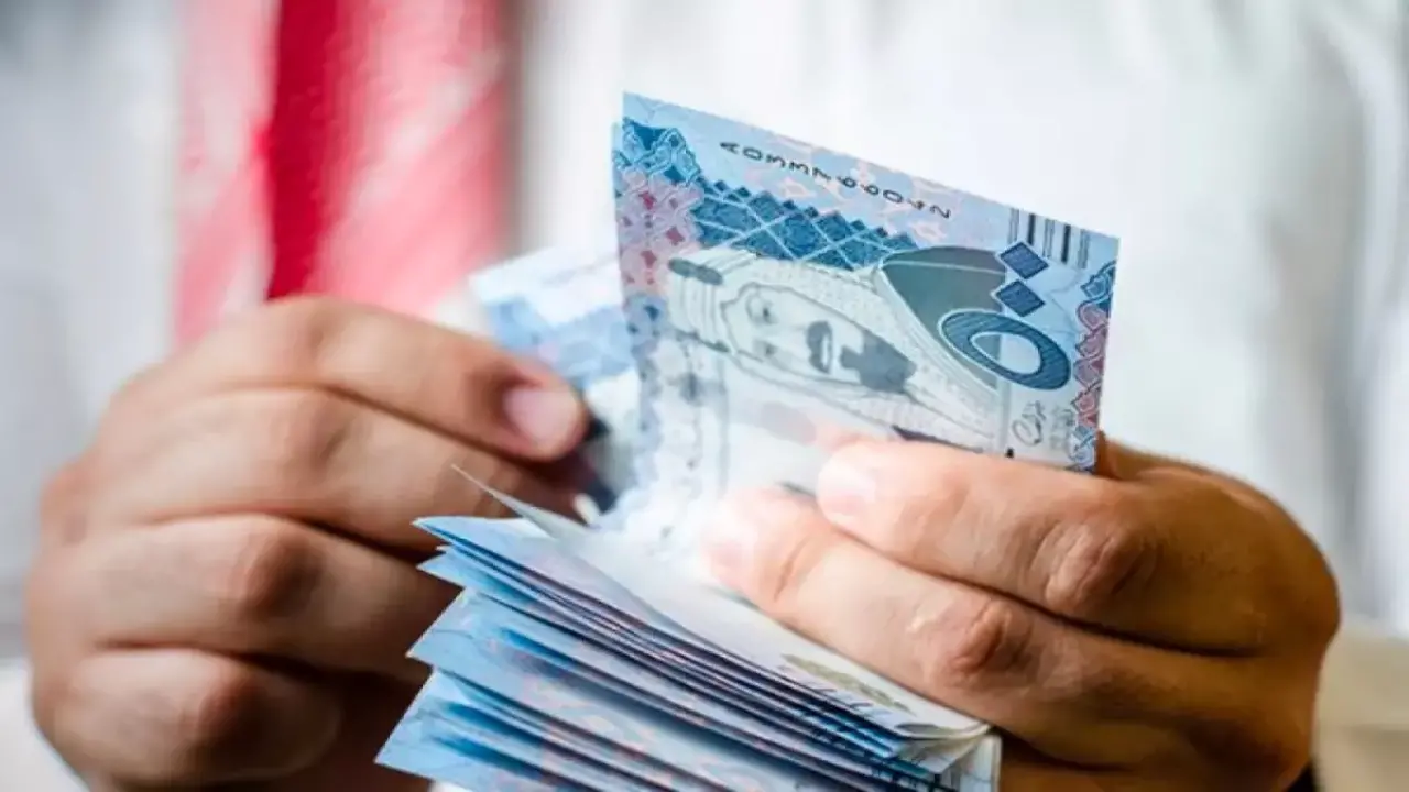 بشري سار للموظفين.. موعد صرف العلاوة السنوية لموظفي السعودية في راتب يناير 2026